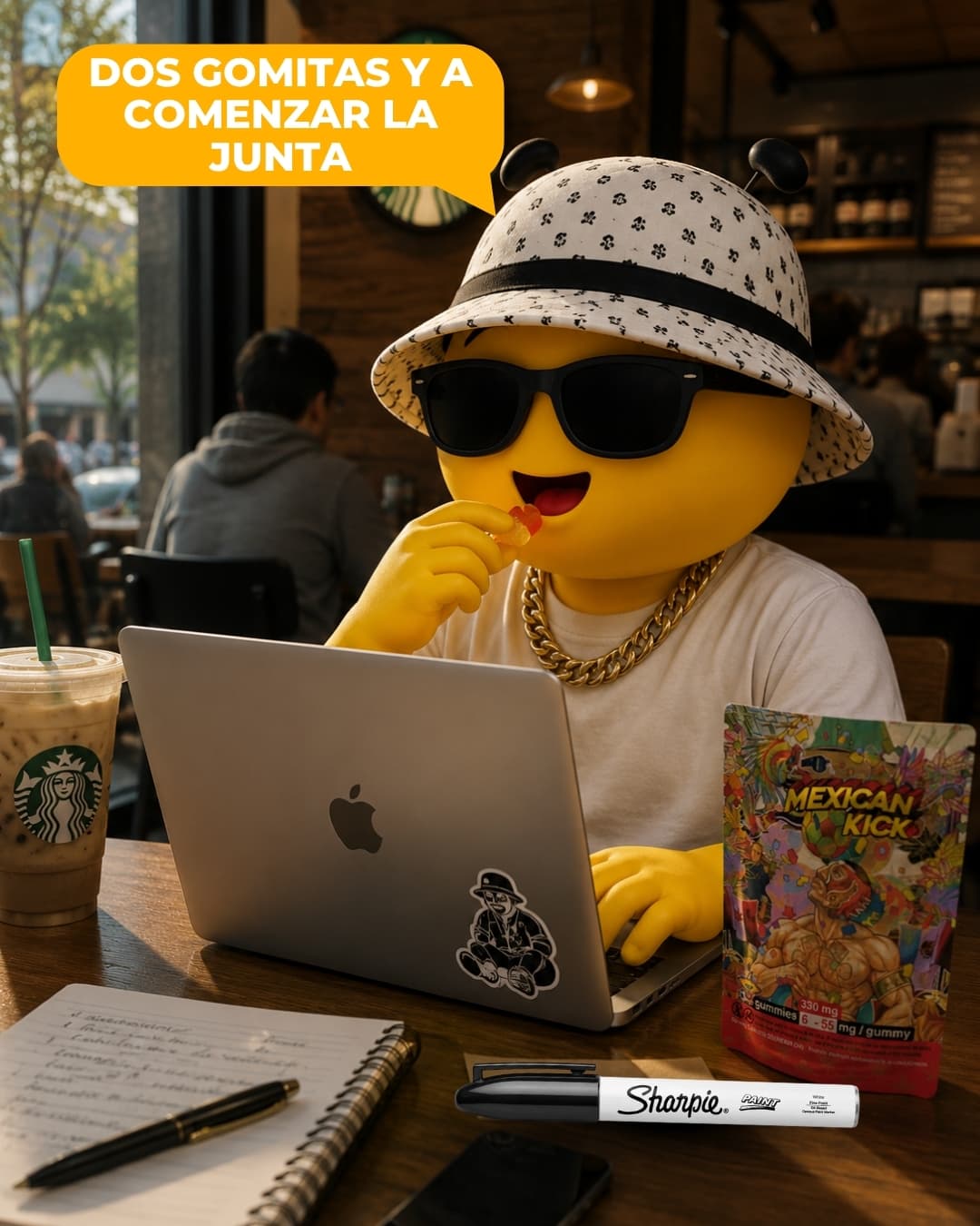 BeeHigh en una cafetería frente a su laptop, comiendo una gomita junto a un paquete de Mexican Kick y un café frío.